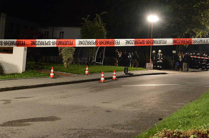 In einem Wohnhaus gegenüber des Veldener Rathauses sind am Montagabend mehrere Schüsse gefallen. Die Einsatzkräfte sichern den Tatort.