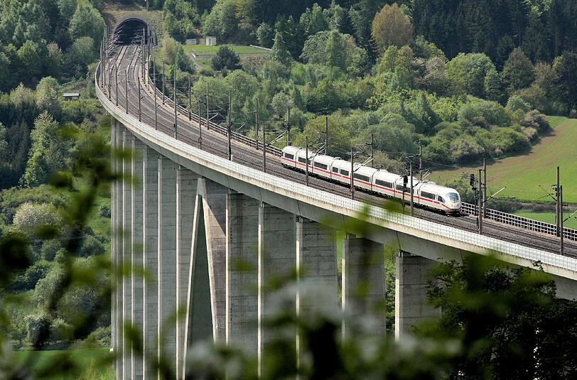Unter einer ähnlichen ICE-Brücke wurden am Sonntag zwischen Fulda und Kassel drei Leichen entdeckt. Es handelt sich um einen Vater und seine beiden Kinder.