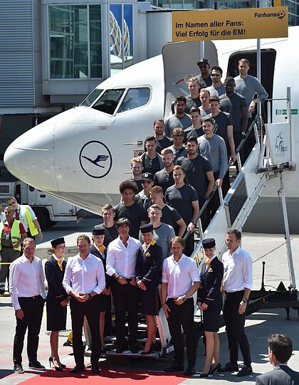 Das DFB-Team auf dem Weg nach Frankreich. Die Bilder vom Abflug in Frankfurt.