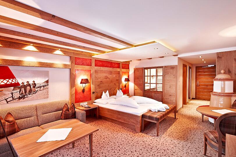 Der Berghof Crystal Spa & Sports bietet sonnige Zimmer im Landhausstil.