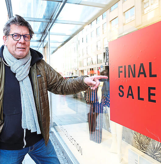 Wolfgang Ettlich vor einem "Sale"-Schild in der Hohenzollernstraße. Kein Zweifel, der Einzelhandel hat hier extrem zu kämpfen.