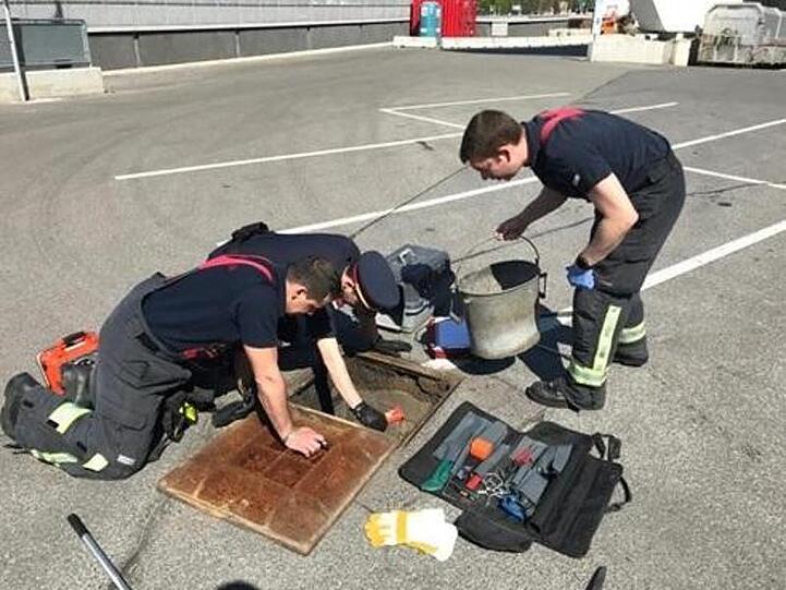 Einsatzkräfte retten elf Entenküken aus einem Abflussrohr auf dem Parkplatz eines Lebensmittelgeschäfts aus ihrer Notlage.
