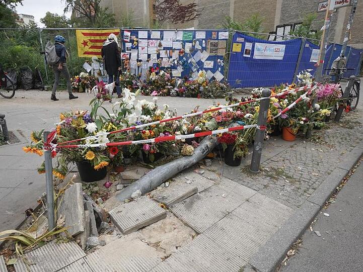 Am Unfallort liegen Blumen zum Gedenken an die vier Toten.