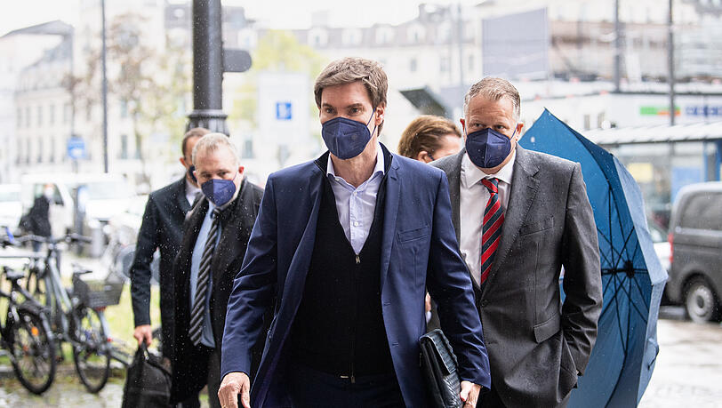 Carsten Maschmeyer kommt vor dem Justizpalast an.