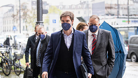 Carsten Maschmeyer kommt vor dem Justizpalast an.