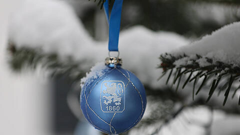 Hing mit Sicherheit auch auf dem ein oder anderen Weihnachtsbaum der Löwen-Kicker: Die Christbaumkugel mit Logo des TSV 1860.