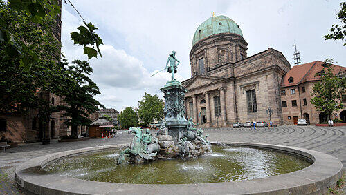 Die Foto-Montage zeigt, wie es nach dem Umzug auf den Jakobsplatz aussehen könnte: Der Neptunbrunnen zwischen den Kirchen St. Jakob (links) und St. Elisabeth. Die Foto-Montage zeigt, wie es nach dem Umzug auf den Jakobsplatz aussehen könnte: Der Neptunbrunnen zwischen den Kirchen St. Jakob (links) und St. Elisabeth.