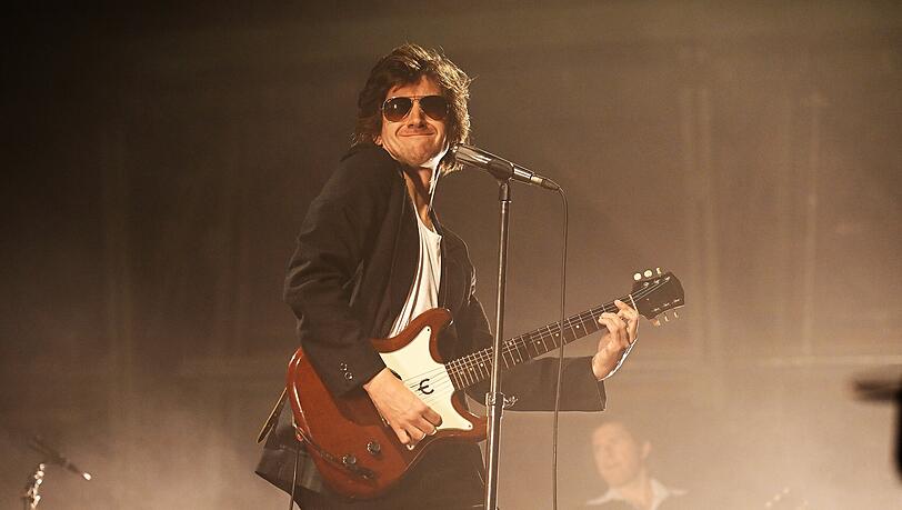 Alex Turner von den Arctic Monkeys mit seiner Gitarre. Alex Turner von den Arctic Monkeys mit seiner Gitarre.