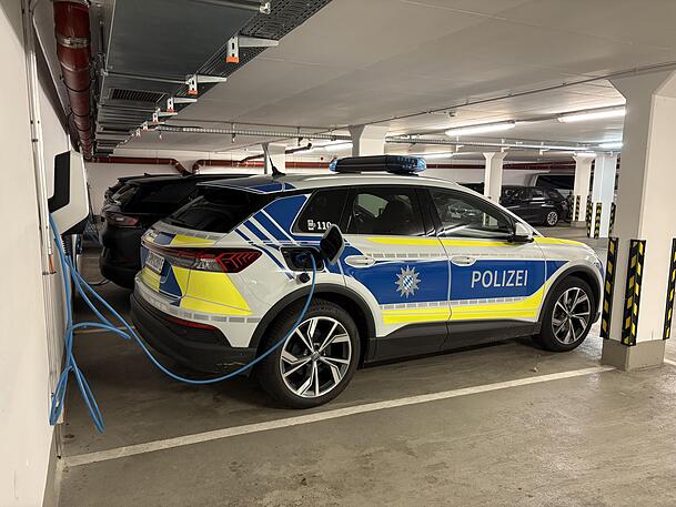 Der Audi an der Ladestation in der Tiefgarage des Münchner Polizeipräsidiums. Der Audi an der Ladestation in der Tiefgarage des Münchner Polizeipräsidiums.