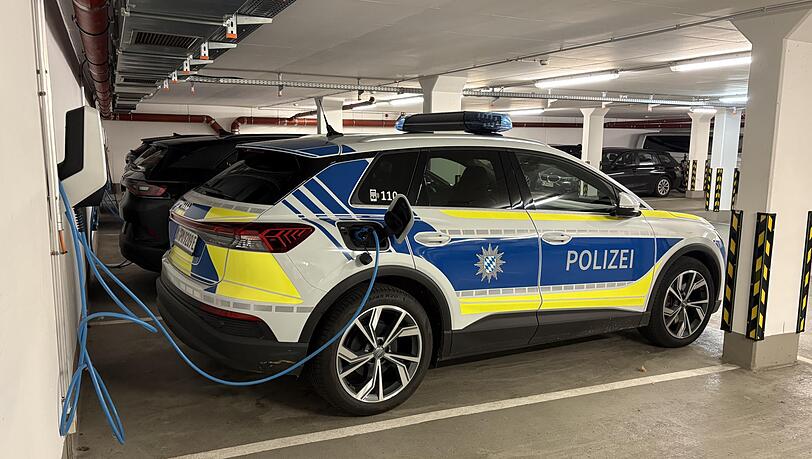 Der Audi an der Ladestation in der Tiefgarage des Münchner Polizeipräsidiums. Der Audi an der Ladestation in der Tiefgarage des Münchner Polizeipräsidiums.