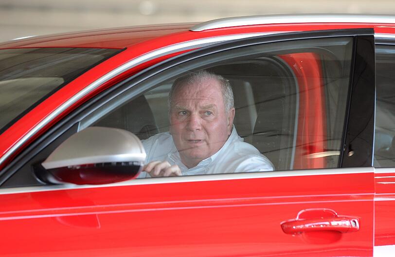 Ohne Chauffeur kam Uli Hoeneß in der Allianz Arena an und verschwand im VIP-Eingang. Zur Anklageerhebung äußerte er sich nicht.