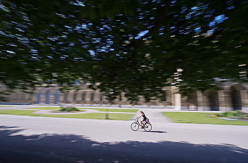 Bei strahlendem Sonnenschein mit dem Fahrrad durch den Münchner Hofgarten fahren? Kein Problem - zumindest in den nächsten Tagen.