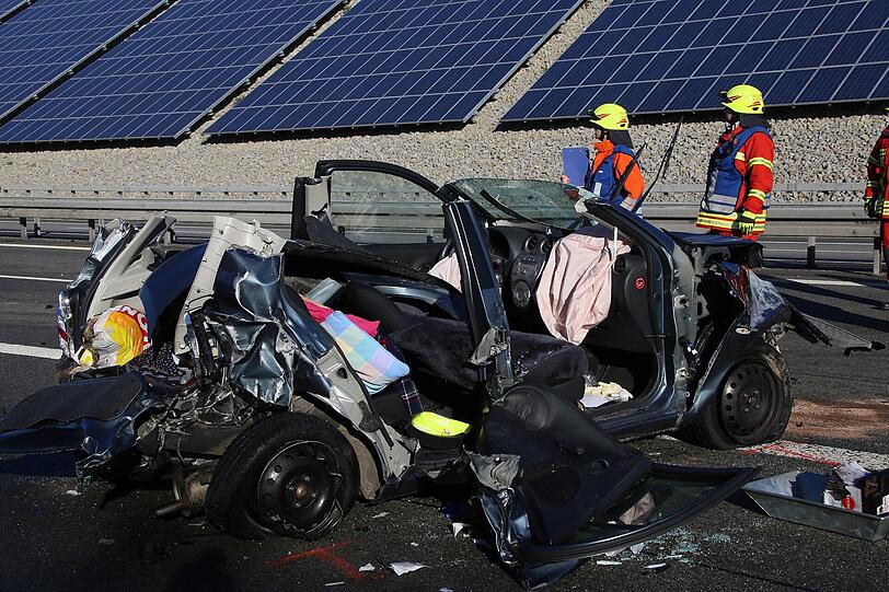 Bei dem schweren Unfall auf der A94 sind drei Autos involviert.