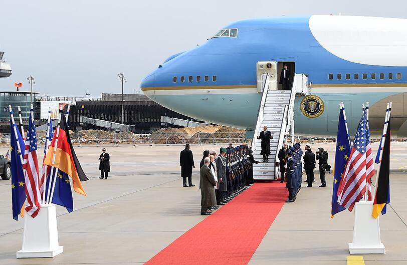 Der US-Präsident auf Deutschlandbesuch: Pünktlich um 12.40 Uhr setzt die Air Force One in Hannover auf. Die Bilder zum Durchklicken.