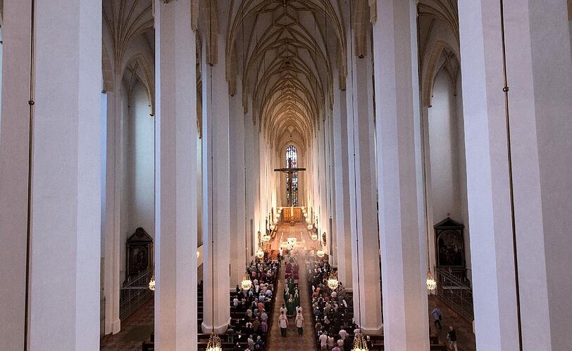 Gedenken im Liebfrauendom: Viele Münchner nehmen am Sonntag am Gottesdienst von Kardinal Reinhard Marx teil, der den Toten, Verletzten und Angehörigen gedenkt.