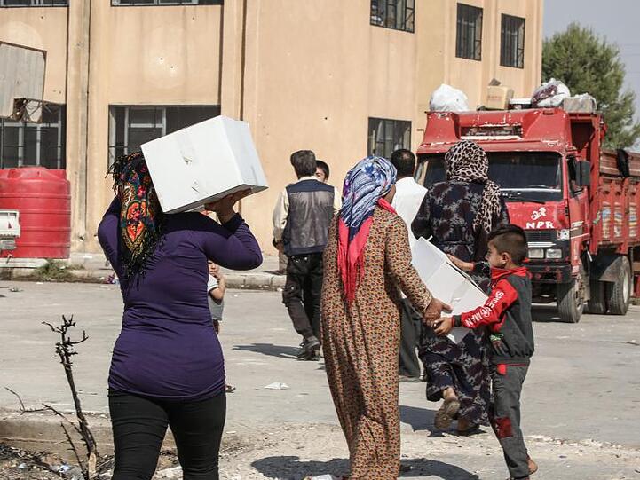 Flüchtlinge aus der Stadt Ras al-Ain erhalten Hilfe von der Hevi Foundation, einer gemeinnützigen Organisation.