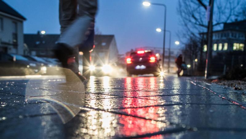 Auf einem Gehweg spiegelt sich der Lichtschein von Autos und Straßenlaternen. Foto: Frank Rumpenhorst/Archiv Auf einem Gehweg spiegelt sich der Lichtschein von Autos und Straßenlaternen. Foto: Frank Rumpenhorst/Archiv