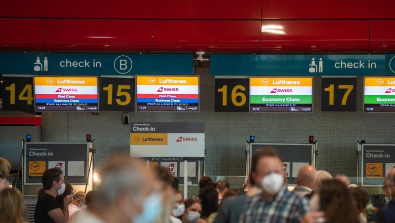 Reisende an einem Lufthansa-Schalter am Flughafen von Lissabon.