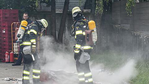 Die Feuerwehr musste nach Moosach ausrücken, weil eine Kartonpresse hinter einem Supermarkt brannte.