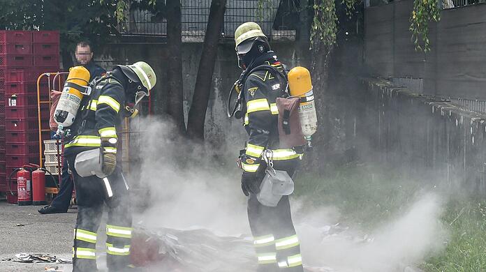 Die Feuerwehr musste nach Moosach ausrücken, weil eine Kartonpresse hinter einem Supermarkt brannte.