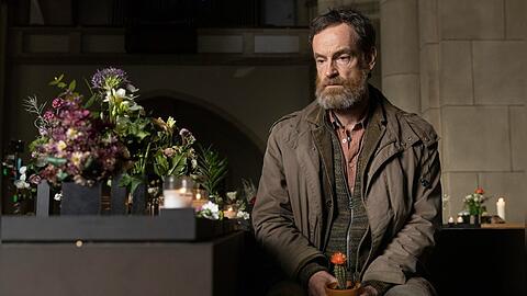 "Tatort: Du bleibst hier": Der Dortmunder Kommissar Peter Faber (Jörg Hartmann) mit seinem Kaktus am Grab von Martina Bönisch.