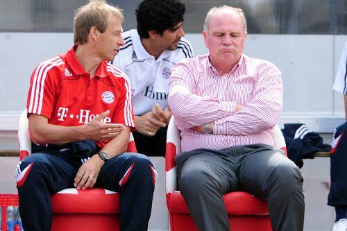 Uli Hoeneß (rechts) und Jürgen Klinsmann, hier bei einem Testspiel, bleiben Sitznachbarn.