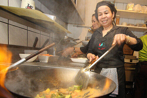 Aus dem Wok duftet es nach exotischen Gewürzen, während Köchin Juthaonart Schmid mit ihren Kolleginnen in der winzigen Küche des &bdquo;Thai Food I&ldquo; Köstlichkeiten zaubert.