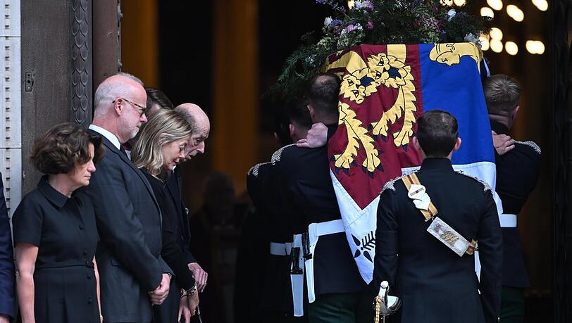 Am Montag wurde der Sarg von Herzogin Katharine vom Kensington Palast zur Westminster-Kathedrale gebracht. Die engsten Familienmitglieder waren dabei zugegen.