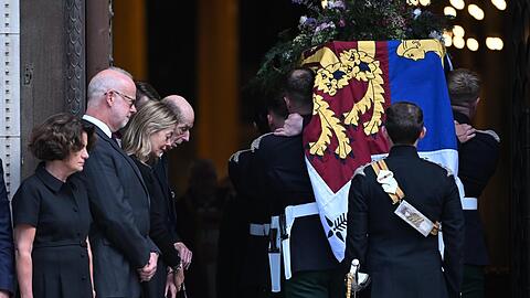 Am Montag wurde der Sarg von Herzogin Katharine vom Kensington Palast zur Westminster-Kathedrale gebracht. Die engsten Familienmitglieder waren dabei zugegen.