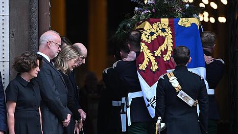 Am Montag wurde der Sarg von Herzogin Katharine vom Kensington Palast zur Westminster-Kathedrale gebracht. Die engsten Familienmitglieder waren dabei zugegen.
