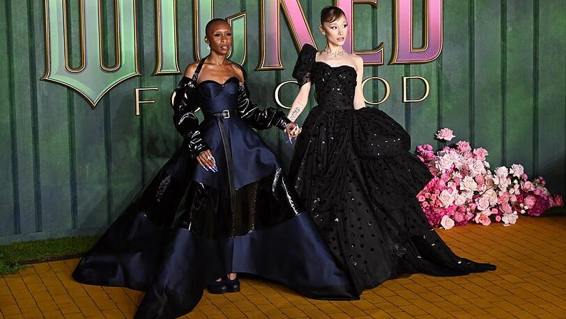 Cynthia Erivo (l.) und Ariana Grande posieren Hand in Hand bei der Premiere des zweiten "Wicked"-Teils in London.