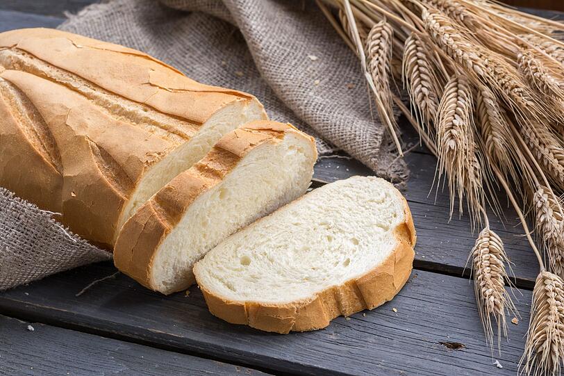 Baguette, Toast, Brötchen oder Brezel - sie alle schmecken uns, besonders zum Frühstück. Doch leider bestehen die Produkte meist aus Weißmehl. Das bedeutet, es fehlen alle Schalenbestandteile und Ballaststoffe. Die Lebensmittel werden schnell verdaut, der Insulinspiegel steigt rasch an und fällt schnell wieder ab. Was passiert? Sie haben kurz darauf wieder Hunger und greifen zum nächsten Snack. Ein absoluter Diätkiller! Baguette, Toast, Brötchen oder Brezel - sie alle schmecken uns, besonders zum Frühstück. Doch leider bestehen die Produkte meist aus Weißmehl. Das bedeutet, es fehlen alle Schalenbestandteile und Ballaststoffe. Die Lebensmittel werden schnell verdaut, der Insulinspiegel steigt rasch an und fällt schnell wieder ab. Was passiert? Sie haben kurz darauf wieder Hunger und greifen zum nächsten Snack. Ein absoluter Diätkiller!