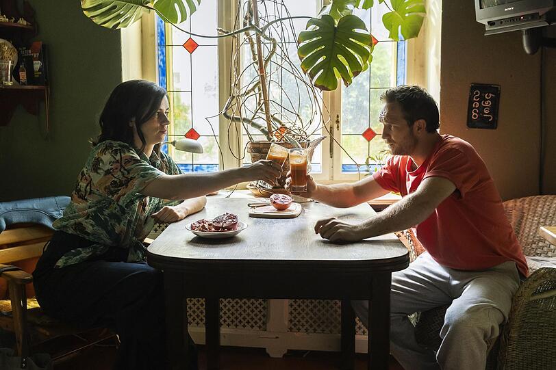Mark (Frederick Lau) will Helena (Nora Tschirner) beweisen, dass er problemlos einen gesunden Lebensstil führen kann. Mark (Frederick Lau) will Helena (Nora Tschirner) beweisen, dass er problemlos einen gesunden Lebensstil führen kann.