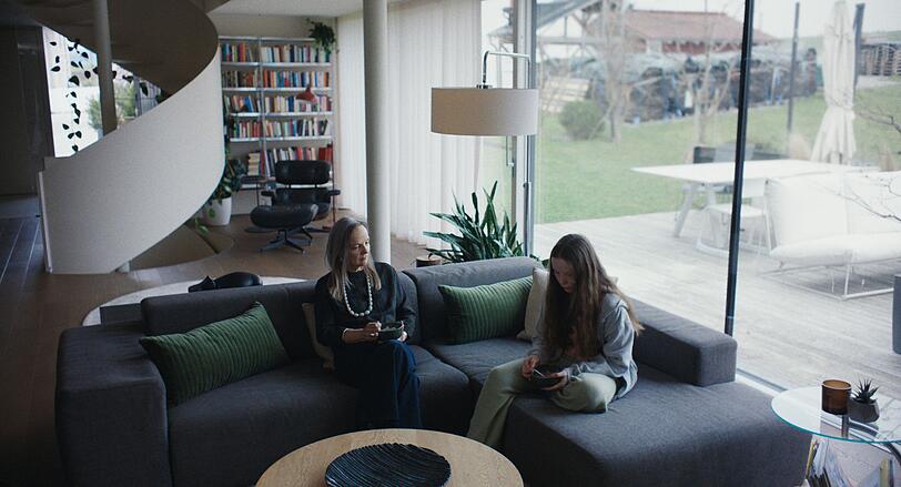 Marielle (Laeni Geiseler, rechts) wird oft von ihrer Oma Anna (Sissy Höfferer) betreut. Zur eher nüchternen Mutter ihrer Mutter pflegt die zwölfjährige Marielle ein Vertrauenverhältnis. Marielle (Laeni Geiseler, rechts) wird oft von ihrer Oma Anna (Sissy Höfferer) betreut. Zur eher nüchternen Mutter ihrer Mutter pflegt die zwölfjährige Marielle ein Vertrauenverhältnis.