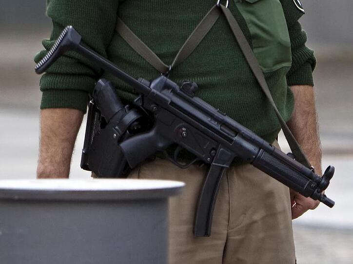 Ein schwerbewaffneter Polizist - er wird noch länger in der Stadt bleiben.