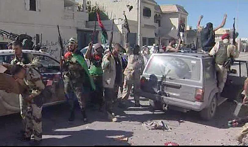 Libyische Kämpfer feiern den Tod Gaddafis...