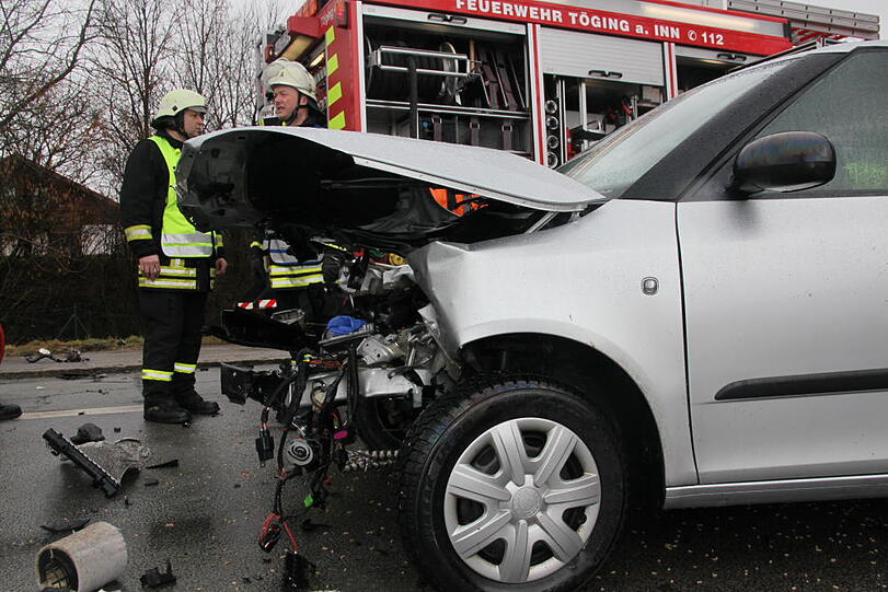 Im Landkreis Altöttingen kam es am Samstagvormittag zu einem schweren Zusammenstoß dreier Fahrzeuge. Die Bilder vom Unfallort.