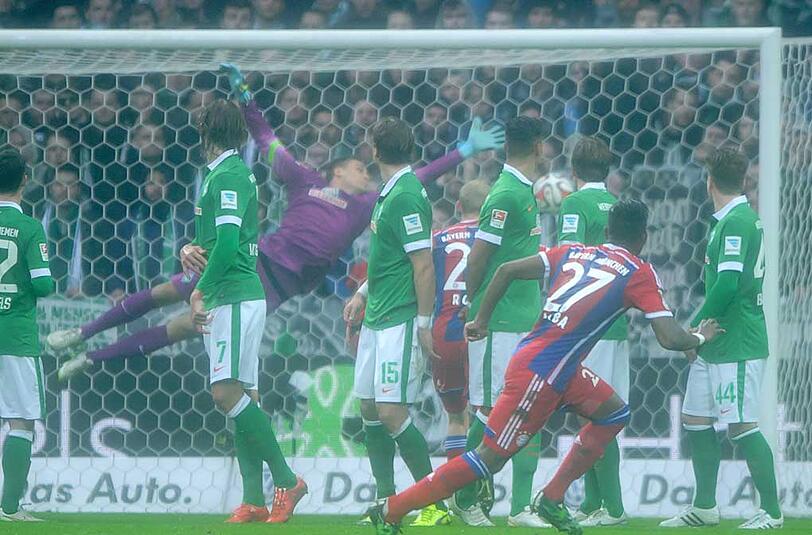 DAVID ALABA: NOTE 2 &bdquo;Mr Freistoß&ldquo; machte seinem Namen wieder einmal alle Ehre. Setzte die Kugel mit links über die Mauer zur 2:0-Pausenführung. Unwiderstehlich gut. Ansonsten fleißig und passsicher im Mittelfeld.  Auch defensiv stark, gedankenschnell.