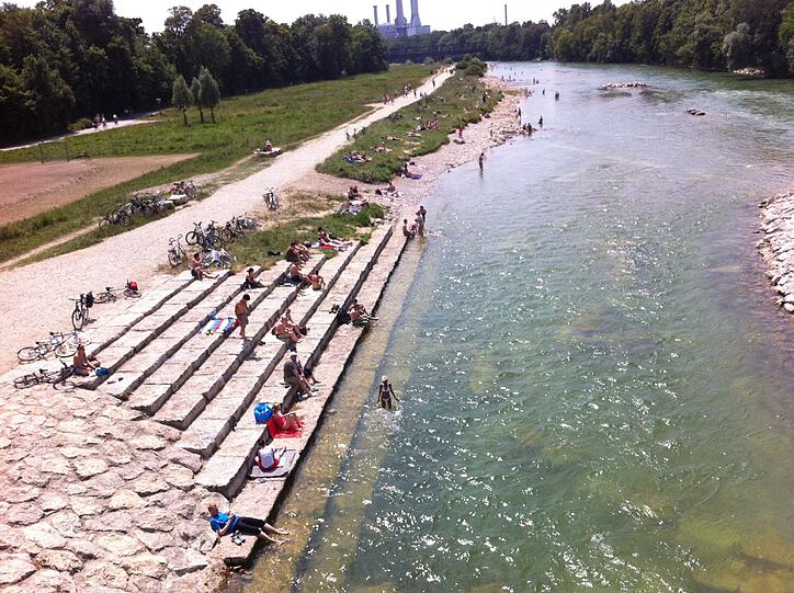 Baden in der Isar, ein erfrischendes Vergnügen - vorausgesetzt man meidet die gefährlichen Stellen und badet oder paddelt nur dort, wo es erlaubt ist.