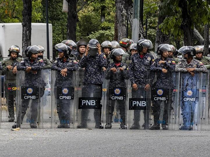 Sicherheitskräfte warten auf den Beginn der Oppositionsproteste. Bislang halten die Generäle noch zu Maduro, doch unter den einfachen Soldaten soll es brodeln.