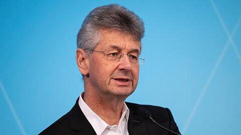 Michael Piazolo nimmt an einer Pressekonferenz teil.