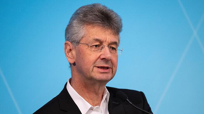 Michael Piazolo nimmt an einer Pressekonferenz teil.