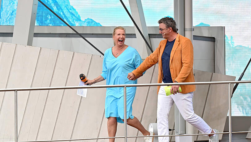 Andrea Kiewel mit "Fernsehgarten"-Gast und "Bergdoktor" Hans Sigl