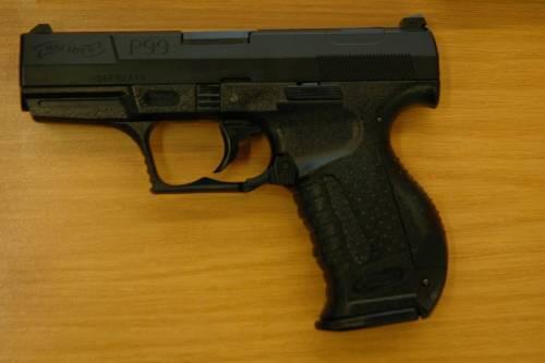 Die Softair-Waffe des Typs Walther P99.