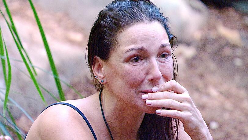 Simone Ballack gibt freiwillig ihre Kette ab.