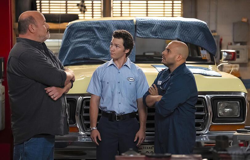 Georgie und Ruben (Jessie Prez, rechts) haben den Reifenladen von Mandys Vater Jim (Will Sasso) übernommen. Georgie und Ruben (Jessie Prez, rechts) haben den Reifenladen von Mandys Vater Jim (Will Sasso) übernommen.