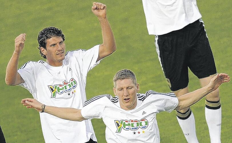 Zum WM-Start im Yebo-Dress: Mario Gomez (l.) und Bastian Schweinsteiger beim ersten öffentlichen DFB-Training in Südafrika.