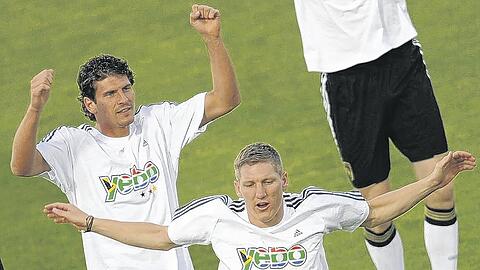 Zum WM-Start im Yebo-Dress: Mario Gomez (l.) und Bastian Schweinsteiger beim ersten öffentlichen DFB-Training in Südafrika.