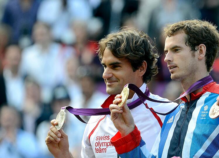 Als Andy Murray den Heiligen Rasen von Wimbledon eroberte, kannte der Jubel scheinbar keine
Grenzen. &bdquo;Ich bin absolut sprachlos vor Glück&ldquo;, sagte der Schotte
nach seinem 6;2, 6:1, 6:4 im Finale gegen den Schweizer Roger
Federer. Er revanchierte sich mit dem Sieg für die nur wenige Wochen zuvor im Finale des Grand Slam-Turniers erlittene Finalniederlage.