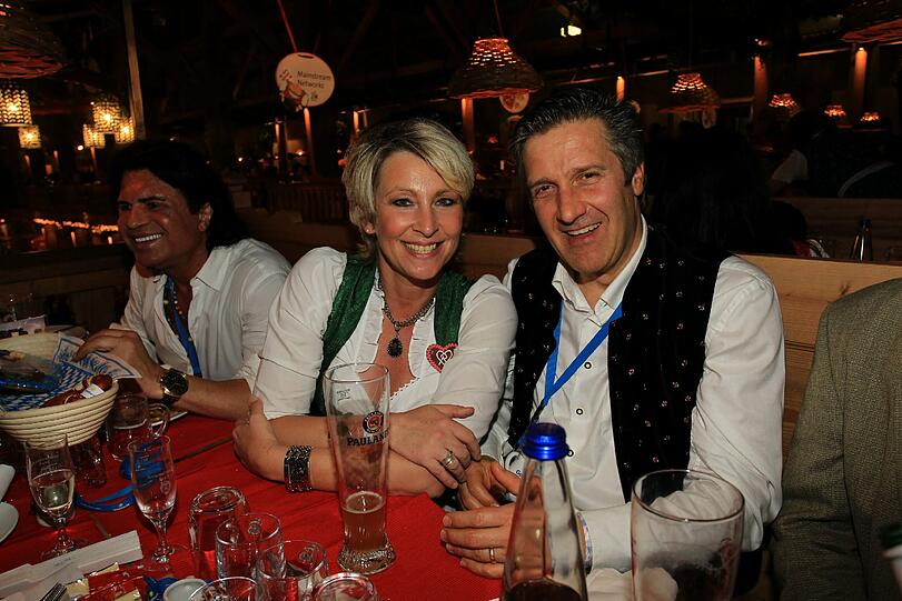 Claudia Jung, die Schlagersängerin und Landtagsabgeordnete (FW) mit Hans Singer.